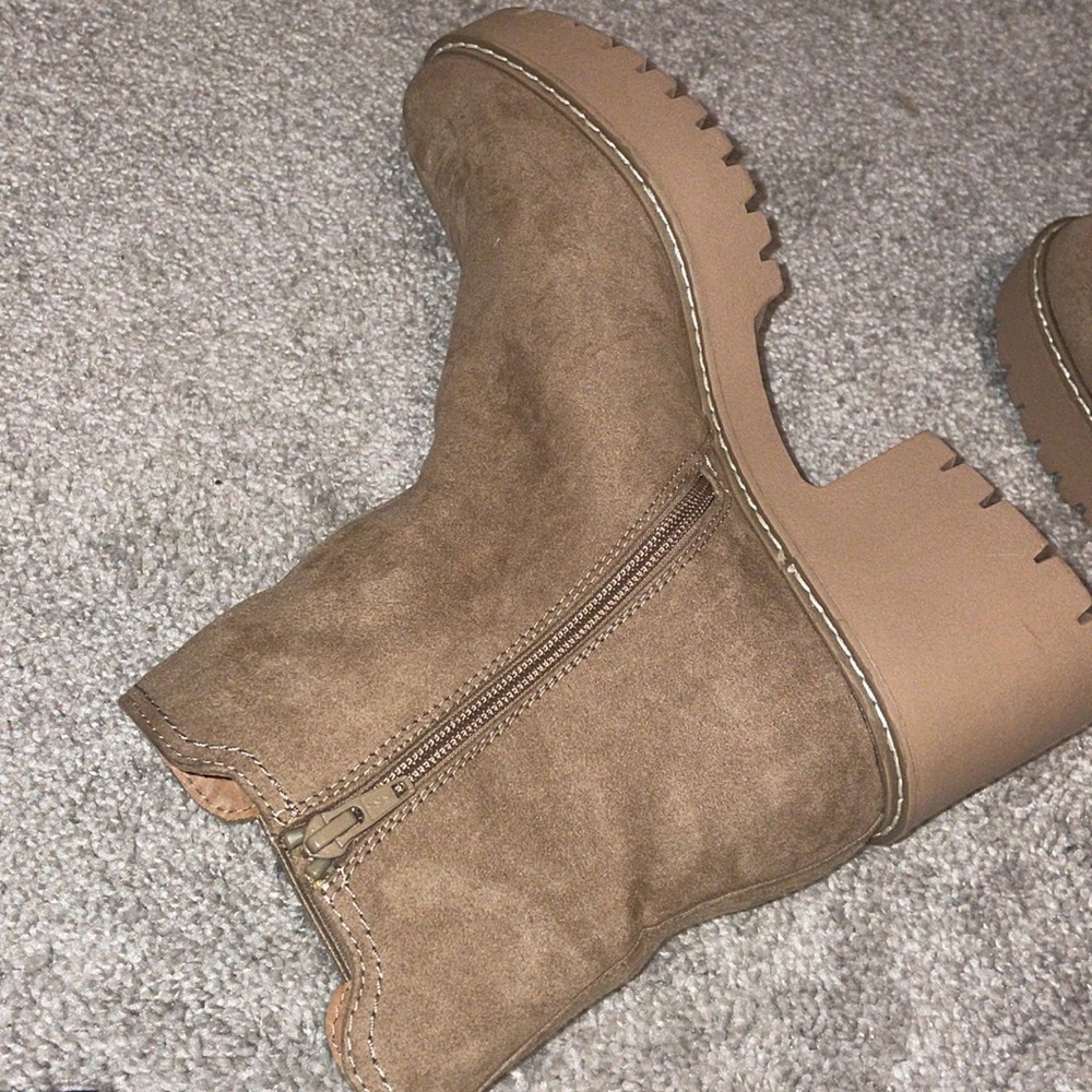 Universal thread taupe lug sole Chelsea boot  size 10 faux suede - Picture 6 of 11